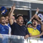 Ronaldo Instagram - A vida não tem roteiro, mas que enredo de cinema! 🤩 Em dezembro do ano passado, quando anunciei a intenção de comprar a SAF do @cruzeiro, a certeza que eu tinha era de muito trabalho duro pela frente. Quatro meses depois de iniciarmos o projeto de reconstrução do clube, assinamos contrato e oficializamos a compra. Mais cinco meses até aqui e o melhor presente de aniversário que eu poderia ganhar: estamos de volta à Série A! De fato, a vida não tem roteiro, mas o resultado que alcançamos ontem não é fruto do acaso. Trabalhamos arduamente nos últimos meses implementando um modelo de gestão com estratégias para trazer resultados positivos e muitos deles acontecem no extracampo. Futebol não é só um jogo. O acesso mais rápido da história da Série B não foi definido numa só partida. E vamos por mais, muito mais! Vamos juntos! Obrigado pela confiança, Nação Azul! 🦊💙