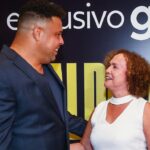 Ronaldo Instagram - Que noite! Quero agradecer a cada um pela presença, por embarcar comigo nesse túnel do tempo emocionante. Há anos, recebo convites para fazer um filme sobre a minha vida. Nunca senti que era a hora. No ano que completamos 20 anos do Penta, a hora chegou. Duas décadas depois do momento mais emblemático da minha carreira. Lembro como se fosse ontem do julgamento de médicos que nunca me examinaram, do medo de não voltar mais a jogar, a correr, a fazer o que eu mais gostava. E aí veio a taça, a minha redenção. Tudo isso tá no documentário, que traz o recorte da minha história de 98 a 2002 com conteúdos inéditos. Tudo muito verdadeiro. E eu nunca imaginei que hoje teria a minha produtora audiovisual, a #beyondfilms, lançando meu primeiro filme. Participar por trás das câmeras, na produção executiva, definitivamente, não estava no script! O resultado me emocionou muito e segue emocionando. A cada vez que assisto, me toca de uma forma diferente. Espero que seja assim pra vocês também! “Ronaldo, o Fenômeno” estreia hoje no Brasil, exclusivamente no @globoplay. Depois me contem o que acharam! Um agradecimento especial a todos da DAZN, da Zoom Sports, do Globoplay e da @oddznetwork envolvidos nesse projeto; também à minha família e aos grandes amigos que concederam as entrevistas - vocês fizeram toda a diferença.
