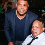 Ronaldo Instagram - Que noite! Quero agradecer a cada um pela presença, por embarcar comigo nesse túnel do tempo emocionante. Há anos, recebo convites para fazer um filme sobre a minha vida. Nunca senti que era a hora. No ano que completamos 20 anos do Penta, a hora chegou. Duas décadas depois do momento mais emblemático da minha carreira. Lembro como se fosse ontem do julgamento de médicos que nunca me examinaram, do medo de não voltar mais a jogar, a correr, a fazer o que eu mais gostava. E aí veio a taça, a minha redenção. Tudo isso tá no documentário, que traz o recorte da minha história de 98 a 2002 com conteúdos inéditos. Tudo muito verdadeiro. E eu nunca imaginei que hoje teria a minha produtora audiovisual, a #beyondfilms, lançando meu primeiro filme. Participar por trás das câmeras, na produção executiva, definitivamente, não estava no script! O resultado me emocionou muito e segue emocionando. A cada vez que assisto, me toca de uma forma diferente. Espero que seja assim pra vocês também! “Ronaldo, o Fenômeno” estreia hoje no Brasil, exclusivamente no @globoplay. Depois me contem o que acharam! Um agradecimento especial a todos da DAZN, da Zoom Sports, do Globoplay e da @oddznetwork envolvidos nesse projeto; também à minha família e aos grandes amigos que concederam as entrevistas - vocês fizeram toda a diferença.