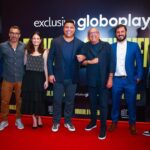 Ronaldo Instagram - Que noite! Quero agradecer a cada um pela presença, por embarcar comigo nesse túnel do tempo emocionante. Há anos, recebo convites para fazer um filme sobre a minha vida. Nunca senti que era a hora. No ano que completamos 20 anos do Penta, a hora chegou. Duas décadas depois do momento mais emblemático da minha carreira. Lembro como se fosse ontem do julgamento de médicos que nunca me examinaram, do medo de não voltar mais a jogar, a correr, a fazer o que eu mais gostava. E aí veio a taça, a minha redenção. Tudo isso tá no documentário, que traz o recorte da minha história de 98 a 2002 com conteúdos inéditos. Tudo muito verdadeiro. E eu nunca imaginei que hoje teria a minha produtora audiovisual, a #beyondfilms, lançando meu primeiro filme. Participar por trás das câmeras, na produção executiva, definitivamente, não estava no script! O resultado me emocionou muito e segue emocionando. A cada vez que assisto, me toca de uma forma diferente. Espero que seja assim pra vocês também! “Ronaldo, o Fenômeno” estreia hoje no Brasil, exclusivamente no @globoplay. Depois me contem o que acharam! Um agradecimento especial a todos da DAZN, da Zoom Sports, do Globoplay e da @oddznetwork envolvidos nesse projeto; também à minha família e aos grandes amigos que concederam as entrevistas - vocês fizeram toda a diferença.