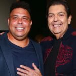 Ronaldo Instagram - Que noite! Quero agradecer a cada um pela presença, por embarcar comigo nesse túnel do tempo emocionante. Há anos, recebo convites para fazer um filme sobre a minha vida. Nunca senti que era a hora. No ano que completamos 20 anos do Penta, a hora chegou. Duas décadas depois do momento mais emblemático da minha carreira. Lembro como se fosse ontem do julgamento de médicos que nunca me examinaram, do medo de não voltar mais a jogar, a correr, a fazer o que eu mais gostava. E aí veio a taça, a minha redenção. Tudo isso tá no documentário, que traz o recorte da minha história de 98 a 2002 com conteúdos inéditos. Tudo muito verdadeiro. E eu nunca imaginei que hoje teria a minha produtora audiovisual, a #beyondfilms, lançando meu primeiro filme. Participar por trás das câmeras, na produção executiva, definitivamente, não estava no script! O resultado me emocionou muito e segue emocionando. A cada vez que assisto, me toca de uma forma diferente. Espero que seja assim pra vocês também! “Ronaldo, o Fenômeno” estreia hoje no Brasil, exclusivamente no @globoplay. Depois me contem o que acharam! Um agradecimento especial a todos da DAZN, da Zoom Sports, do Globoplay e da @oddznetwork envolvidos nesse projeto; também à minha família e aos grandes amigos que concederam as entrevistas - vocês fizeram toda a diferença.