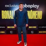 Ronaldo Instagram - Que noite! Quero agradecer a cada um pela presença, por embarcar comigo nesse túnel do tempo emocionante. Há anos, recebo convites para fazer um filme sobre a minha vida. Nunca senti que era a hora. No ano que completamos 20 anos do Penta, a hora chegou. Duas décadas depois do momento mais emblemático da minha carreira. Lembro como se fosse ontem do julgamento de médicos que nunca me examinaram, do medo de não voltar mais a jogar, a correr, a fazer o que eu mais gostava. E aí veio a taça, a minha redenção. Tudo isso tá no documentário, que traz o recorte da minha história de 98 a 2002 com conteúdos inéditos. Tudo muito verdadeiro. E eu nunca imaginei que hoje teria a minha produtora audiovisual, a #beyondfilms, lançando meu primeiro filme. Participar por trás das câmeras, na produção executiva, definitivamente, não estava no script! O resultado me emocionou muito e segue emocionando. A cada vez que assisto, me toca de uma forma diferente. Espero que seja assim pra vocês também! “Ronaldo, o Fenômeno” estreia hoje no Brasil, exclusivamente no @globoplay. Depois me contem o que acharam! Um agradecimento especial a todos da DAZN, da Zoom Sports, do Globoplay e da @oddznetwork envolvidos nesse projeto; também à minha família e aos grandes amigos que concederam as entrevistas - vocês fizeram toda a diferença.