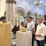 Ronaldo Instagram - Hoje é um dia muito especial. Fui batizado! 🙏🏾 A fé cristã sempre fez parte da minha vida de forma fundamental, desde a infância, embora eu não tivesse passado ainda pelo batismo. Com o sacramento, me sinto verdadeiramente regenerado como filho de Deus - de um modo novo, mais consciente, mais profundo. Renovo o meu compromisso de seguir o caminho do bem, por livre e espontânea vontade, crendo no amor de Jesus, no amor solidário. Muito obrigado, @pefabiodemelo, igreja de São José, padre Dom Oswaldo e queridos padrinhos Amilcar e Malu.