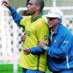 Ronaldo Instagram - Ontem foi Dia dos Pais e hoje é aniversário do @zagallooficial que, muito mais que técnico - o melhor que tive -, foi um pai pra mim na Seleção Brasileira. 90 anos do mestre que ensinou a todos nós o verdadeiro significado da Amarelinha - e me ensinou muito mais para além das quatro linhas. Sua paixão pelo futebol foi transformadora e nos levou ao topo. O único tetracampeão do mundo no esporte. Nem jogador nem treinador nem coordenador definem a sua trajetória: Zagallo foi uma era. E segue como referência, inspiração, professor na escola do futebol e da vida. Velho Lobo, obrigado por tanto. Feliz aniversário! Te amo. #zagallo90