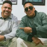 Ronaldo Instagram - Satisfação total recebê-lo no Mano a Mano desta semana, com vocês: @ronaldo 🔥 Esse episódio tá especial, pude receber, juntamente com @semayatoliveira, um dos maiores ídolos do futebol mundial. Trocamos várias ideias sobre mercado da bola, SAF, família e questões racionais. Corre pro @spotifybrasil pra baixar e ouvir de graça com nóiz, tá mil grau 🤝 📹: @jefdelgado | @irmaosdelgado_