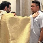Ronaldo Instagram - Hoje é um dia muito especial. Fui batizado! 🙏🏾 A fé cristã sempre fez parte da minha vida de forma fundamental, desde a infância, embora eu não tivesse passado ainda pelo batismo. Com o sacramento, me sinto verdadeiramente regenerado como filho de Deus - de um modo novo, mais consciente, mais profundo. Renovo o meu compromisso de seguir o caminho do bem, por livre e espontânea vontade, crendo no amor de Jesus, no amor solidário. Muito obrigado, @pefabiodemelo, igreja de São José, padre Dom Oswaldo e queridos padrinhos Amilcar e Malu.