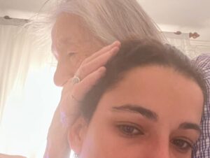 Rosa Diletta Rossi Instagram - “Vorrei tenerti stretta stretta qui per sempre”
“Nonna stringimi forte ora sono qui”
“Si, vorrei restassi qui con me per sempre”

Sempre. Che bella parola!
Sa di infinito e talco
