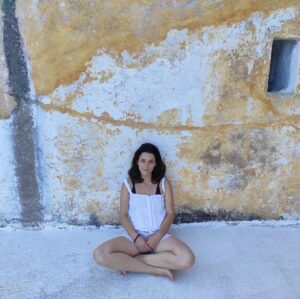 Rosa Diletta Rossi Instagram - Alicudi 
Capperi e scale 
Vista mare coi piedi a monte 

#alicudi #isolata #ammare