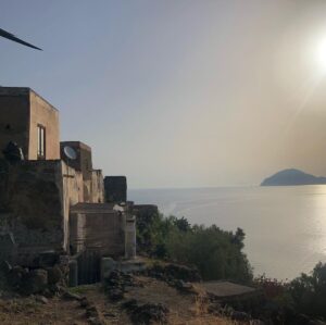 Rosa Diletta Rossi Instagram - Alicudi 
Capperi e scale 
Vista mare coi piedi a monte 

#alicudi #isolata #ammare