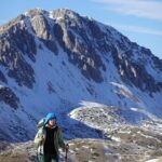 Rosa Diletta Rossi Instagram - 🏔️ In montagna non sono nata Mi faceva paura e desiderio Guardavo le vette con lo stupore dei bambini che col dito indicano la punta e dicono “voglio andare lì”. In montagna non sono cresciuta Avrei voluto avere ricordi di silenzi e salite La mia montagna è arrivata da grande Uno scarpone alla volta Le vette fanno meno paura La salita fa fatica, tanta. Bella! Piena di meraviglia Ora quando arrivo in vetta punto il dito e dico : “Sono qui” La mia bambina è salva, ride e si stupisce. Auguro a voi tutti di trovare le vostre montagne!