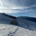 Rosa Diletta Rossi Instagram - 🏔️ In montagna non sono nata Mi faceva paura e desiderio Guardavo le vette con lo stupore dei bambini che col dito indicano la punta e dicono “voglio andare lì”. In montagna non sono cresciuta Avrei voluto avere ricordi di silenzi e salite La mia montagna è arrivata da grande Uno scarpone alla volta Le vette fanno meno paura La salita fa fatica, tanta. Bella! Piena di meraviglia Ora quando arrivo in vetta punto il dito e dico : “Sono qui” La mia bambina è salva, ride e si stupisce. Auguro a voi tutti di trovare le vostre montagne!