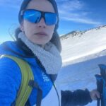 Rosa Diletta Rossi Instagram - 🏔️ In montagna non sono nata Mi faceva paura e desiderio Guardavo le vette con lo stupore dei bambini che col dito indicano la punta e dicono “voglio andare lì”. In montagna non sono cresciuta Avrei voluto avere ricordi di silenzi e salite La mia montagna è arrivata da grande Uno scarpone alla volta Le vette fanno meno paura La salita fa fatica, tanta. Bella! Piena di meraviglia Ora quando arrivo in vetta punto il dito e dico : “Sono qui” La mia bambina è salva, ride e si stupisce. Auguro a voi tutti di trovare le vostre montagne!