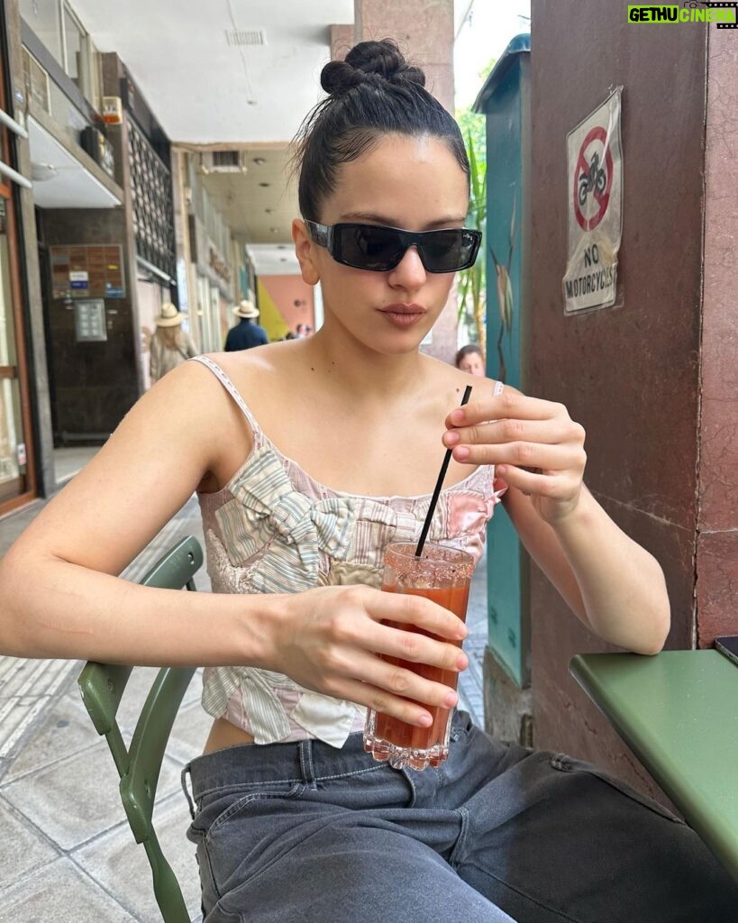Rosalía Instagram - 🇬🇷🇬🇷🇬🇷 Lo he pasado genial en Atenas💞💞subi en taconcin al Partenon 🎀 y me encantó cantar en esta ciudad ojalá volver prontooO aaaaaAaaa