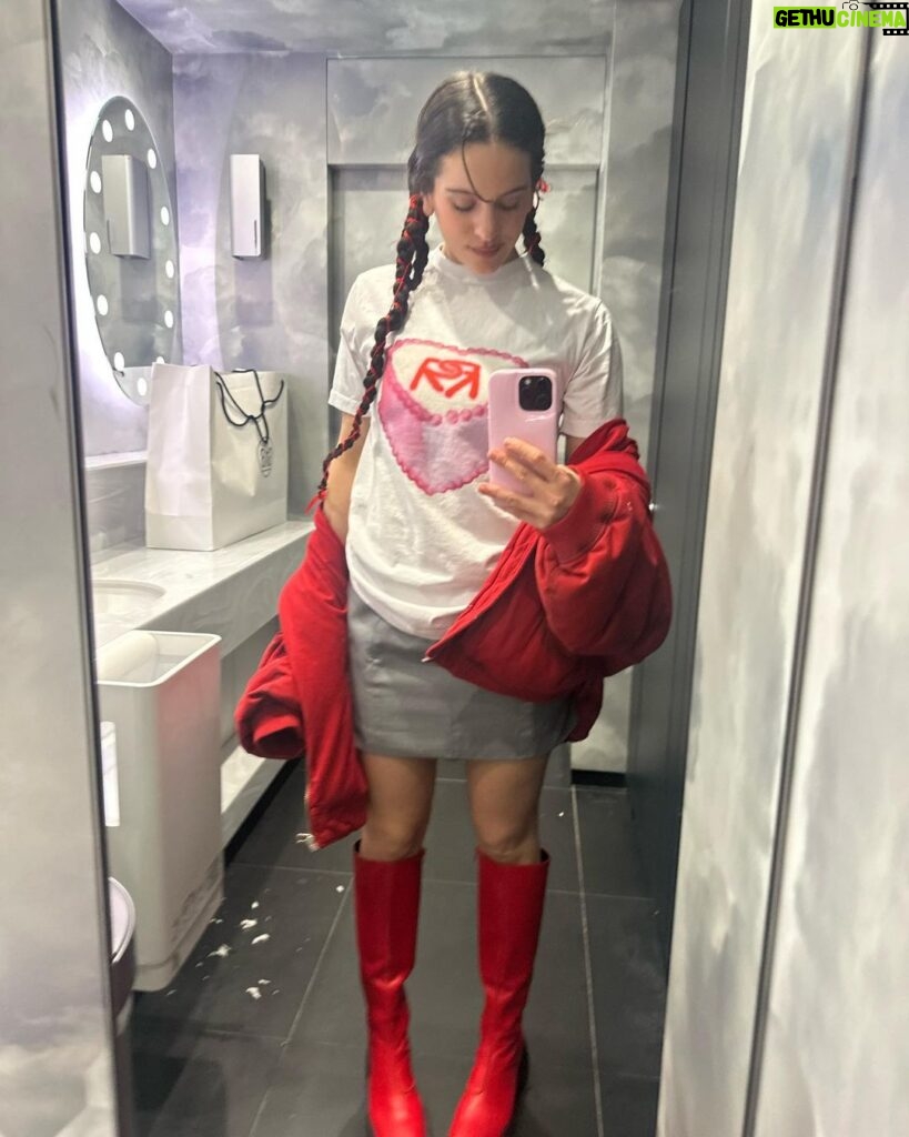 Rosalía Instagram - 戻ってきました❤️ Tokyo，Japan
