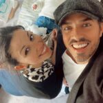 Ruben Madureira Instagram - 40 anos?! E a vida passa. O inimaginável continua a presentear-me com uma vontade sem precedentes de viver mais e mais e mais, no entanto sinto que sempre serei o menino curioso que muitos sonhos tem por realizar. Tenho alguns amigos, muito bons ,tenho uma família inacreditável que nos apoia em tudo tenho a cadela mais bonita e meiga de todas tenho uma filha que nem nos nossos sonhos poderia existir e tenho a sorte de um dia ter cruzado esta sensação real química com a mulher mais próxima da perfeição que alguma vez poderia desejar nesta caminhada. Sissi meu amor, obrigado, aguentas mais 40?🖤🤍 #parabens #birthdayboy #mygirl #filf #birthday 🎂