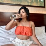 Ruchira Jadhav Instagram - No.. I didn’t wake up like this..🧡 #ruchirasays happy Sunday guys..! And as we are heading towards the end of 2023.. Sipping on H2O vibes only! Let’s toast to keeping it clean. Stay hydrated, stay fit! 💧😉💪🏻