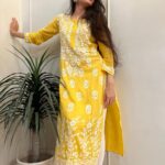Ruhanika Dhawan Instagram - 🤍💛 #ruhaanikadhawan #indianwear