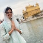 Ruhanika Dhawan Instagram – Every visit to Sri Harmandir Sahib is a reminder that we are all one. This sacred place is a reminder that we are all connected in the eyes of God. 
Shukr🙏🏻 #amritsar #harmandirsahib #goldentemple Golden Temple, Amritsar, India