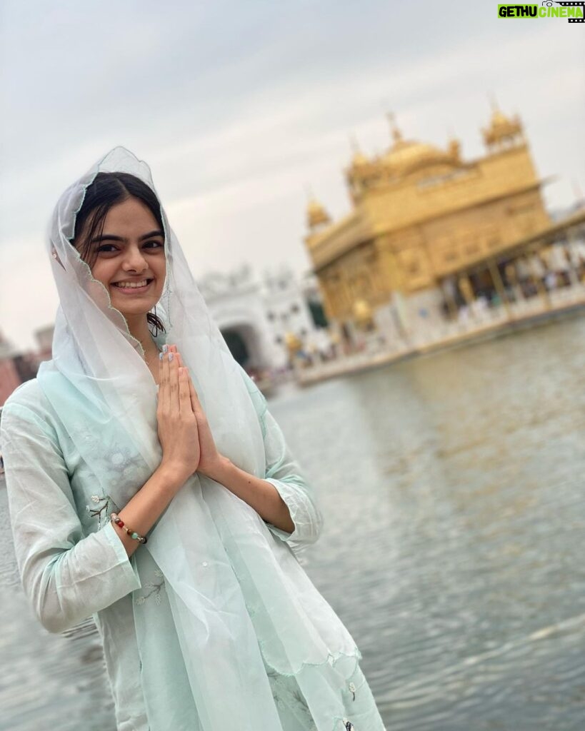 Ruhanika Dhawan Instagram - Every visit to Sri Harmandir Sahib is a reminder that we are all one. This sacred place is a reminder that we are all connected in the eyes of God. Shukr🙏🏻 #amritsar #harmandirsahib #goldentemple Golden Temple, Amritsar, India