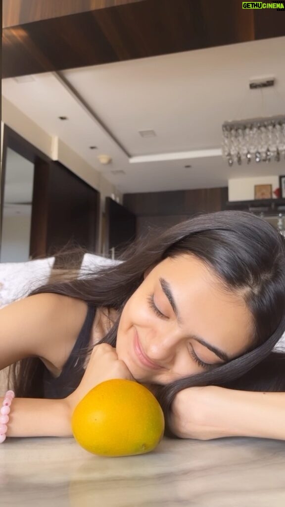 Ruhanika Dhawan Instagram - mango season 🫶🏻🫶🏻🫶🏻 #ruhaanikadhawan #mangos