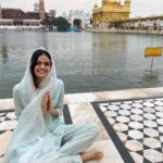 Ruhanika Dhawan Instagram – Every visit to Sri Harmandir Sahib is a reminder that we are all one. This sacred place is a reminder that we are all connected in the eyes of God. 
Shukr🙏🏻 #amritsar #harmandirsahib #goldentemple Golden Temple, Amritsar, India