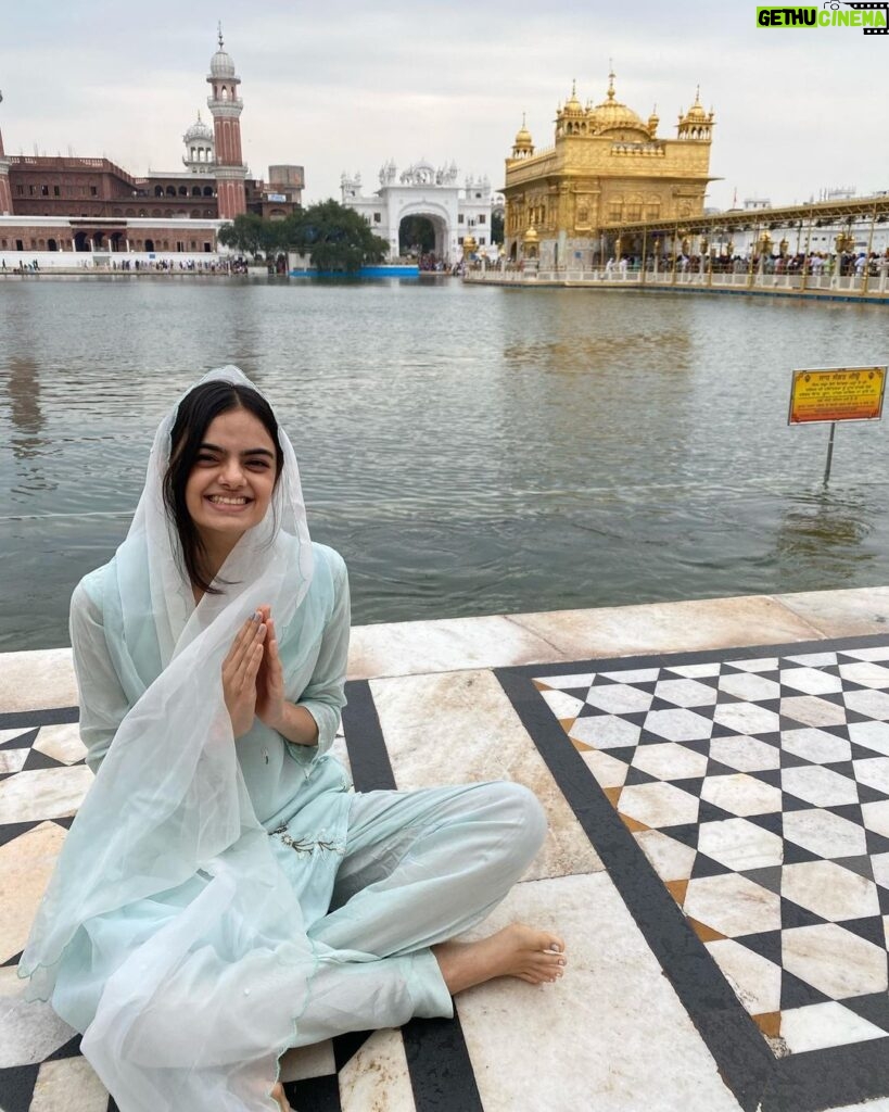 Ruhanika Dhawan Instagram - Every visit to Sri Harmandir Sahib is a reminder that we are all one. This sacred place is a reminder that we are all connected in the eyes of God. Shukr🙏🏻 #amritsar #harmandirsahib #goldentemple Golden Temple, Amritsar, India