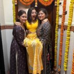 Ruhanika Dhawan Instagram - मेरे अपनों के लिए, मेरे सपनों के लिए, मेरे आज के लिये, मेरे भविष्यं के लिये, मेरे हर अच्छे और कठिन समय के लिए में परमात्मा का धन्यवाद करती हूँ। ... मैं सदा अपने ईश्वर, गुरु,पिता माता, पृथिवी,के आगे सिर झुकाती रहु... 🙏🏻