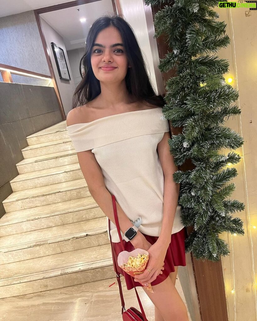 Ruhanika Dhawan Instagram - It’s beginning to look a lot like Christmas ❄️ ⛄️ 🎄