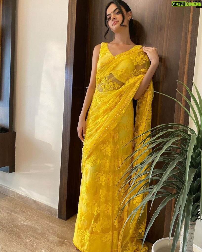 Ruhanika Dhawan Instagram - First time in a Saree❤️ Sarees are 6 yards of beauty and grace. Also, this saree is designed and styled by my mommy. #saree #ruhaanikadhawan #fyp #chotidiwali