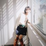 Ruka Instagram - 最近寒くなったけど 冬の太陽昼間明るくて暖かい☀️❣️ ちょっとオーバーサイズクリーミー色のかわいいデザインスウェットと ベイカー風な短パンでちょっと肌見せるのは好きー 寒いから長めのブーツにした👢 今回の主役は新作として登場した、 新アイコンバッグ「ケイト・スペード ダコタ」 モダンなクロコエンボスレザーデザインと 光沢感のあるチェーンストラップとレザークロスボディストラップが付属し変化自在✨ 色んな気分やシーンによってムードを変えるのも楽しみの一つ✨ 2023の冬も色々これからもっと楽しもう！⛄️🌈✨ #katespadejapan #katespadenydakota #ケイトスペード