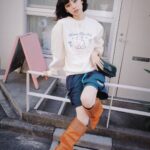 Ruka Instagram - 最近寒くなったけど 冬の太陽昼間明るくて暖かい☀️❣️ ちょっとオーバーサイズクリーミー色のかわいいデザインスウェットと ベイカー風な短パンでちょっと肌見せるのは好きー 寒いから長めのブーツにした👢 今回の主役は新作として登場した、 新アイコンバッグ「ケイト・スペード ダコタ」 モダンなクロコエンボスレザーデザインと 光沢感のあるチェーンストラップとレザークロスボディストラップが付属し変化自在✨ 色んな気分やシーンによってムードを変えるのも楽しみの一つ✨ 2023の冬も色々これからもっと楽しもう！⛄️🌈✨ #katespadejapan #katespadenydakota #ケイトスペード