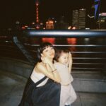 Ruka Instagram - Shanghai vibe with my little boy👼🏻🫶🏻🫧✨ なんか子供の時 親と観光行った時必ずこのような写真が何枚残してた そのイメージて 今度は自分の子供と撮ってみたーん 大きくなったらみせよー♪ ❤️❤️❤️