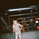 Ruka Instagram - Shanghai vibe with my little boy👼🏻🫶🏻🫧✨ なんか子供の時 親と観光行った時必ずこのような写真が何枚残してた そのイメージて 今度は自分の子供と撮ってみたーん 大きくなったらみせよー♪ ❤️❤️❤️