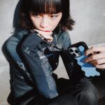 Ruka Instagram - CASETiFYのかわいいインパクトケースゲット❤️ 水色とブラックのポップなデザインを気に入り スマホショルダーダークかわいいな🦋光の反射でキラキラになる素材とても好きー @CASETiFY_JP で使える10%OFFのプロモコード：10RUKA #PR #CASETiFY #ShowYourColors #iPhone15 @casetify_jp @casetify #スマホショルダー