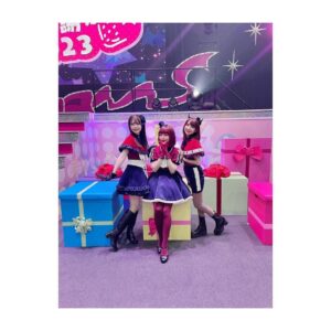 Rumi Okubo Instagram - ⁡
テレビアニメ【推しの子】
苺プロダクション☆ファン感謝祭2023🍓
⁡
オフショットその②！
⁡
全員で朗読や振り返りトーク、
バラエティコーナーをやりました！
バラエティは面白かったけど色々酷かった(笑)
でもこのメンバーだから安心して、
楽しむことが出来ましたね！
⁡
朗読はなんと伊賀さんの生演奏付き🎹✨
豪華すぎて演技も引き締まりました！
音楽と芝居の相乗効果ってすごい！！
⁡
⁡
そしてライブパート🎤
新生B小町の3人は、本当に
このメンバーで良かったって改めて思います。
当初スタッフチームからは
「衣装も振り付けも完全再現でなくても出来るところまでで大丈夫ですよ」
と、気遣って言って頂いていました。
⁡
でも衣装の完全再現も、
振り付けの完全再現も、
私はやるならとことんやりたい！と、
思っていましたが…
だけど、私たちは3人。
それぞれの考え方がありますし、
完全再現が絶対正しいわけではないので、
強要するのではなく話し合って決めようと、
あくまで私の意見として事務所に提出したら、
他の2人からも同じ回答だったと！
本当に嬉しかったですね…✨
⁡
そして「サインはB」の2番から
アイ役のりえちゃんが出てくるエモ演出！！
 ✨🤍❤️❤️💛✨
リハで何度もやったのに、
本番は新鮮な気持ちで感動しました🥺
「大好きだった、憧れだったアイと
同じステージで歌って踊ってる…！」
私の中のMEMちょが震えてました😈🌟
⁡
最後はアニメの2期が2024年に放送されることが
発表され、こちらもめちゃくちゃ盛り上がりましたね！
舞台編…果たしてどうなるのか！？
もちろんMEMちょも出ますからね♪
皆さん引き続きお楽しみに！
⁡
⁡
最後の挨拶でも言いましたが、
今回「ああなんて素晴らしい景色だ」って思えたのは、
【推しの子】を産み出してくださった
赤坂アカ先生、横槍メンゴ先生、
アニメ制作チームの皆さん、
共に切磋琢磨するキャストの皆さん、
そして何より、応援してくださるファンの皆さんがいてくれたからです。
【推しの子】はこの全員で作っている、作っていくんだなと、改めて思いました。
⁡
⁡
まだまだ盛り上がっていきましょう！！！
これからもよろしくお願い致します🙇‍♀️✨
感謝祭おつめむ〜😈🌟
⁡
パンフレット用のその③もあるよ！
⁡
⁡
#推しの子
#苺プロダクションファン感謝祭2023