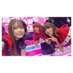 Rumi Okubo Instagram - ⁡ テレビアニメ【推しの子】 苺プロダクション☆ファン感謝祭2023🍓 ⁡ オフショットその②！ ⁡ 全員で朗読や振り返りトーク、 バラエティコーナーをやりました！ バラエティは面白かったけど色々酷かった(笑) でもこのメンバーだから安心して、 楽しむことが出来ましたね！ ⁡ 朗読はなんと伊賀さんの生演奏付き🎹✨ 豪華すぎて演技も引き締まりました！ 音楽と芝居の相乗効果ってすごい！！ ⁡ ⁡ そしてライブパート🎤 新生B小町の3人は、本当に このメンバーで良かったって改めて思います。 当初スタッフチームからは 「衣装も振り付けも完全再現でなくても出来るところまでで大丈夫ですよ」 と、気遣って言って頂いていました。 ⁡ でも衣装の完全再現も、 振り付けの完全再現も、 私はやるならとことんやりたい！と、 思っていましたが… だけど、私たちは3人。 それぞれの考え方がありますし、 完全再現が絶対正しいわけではないので、 強要するのではなく話し合って決めようと、 あくまで私の意見として事務所に提出したら、 他の2人からも同じ回答だったと！ 本当に嬉しかったですね…✨ ⁡ そして「サインはB」の2番から アイ役のりえちゃんが出てくるエモ演出！！ ✨🤍❤️❤️💛✨ リハで何度もやったのに、 本番は新鮮な気持ちで感動しました🥺 「大好きだった、憧れだったアイと 同じステージで歌って踊ってる…！」 私の中のMEMちょが震えてました😈🌟 ⁡ 最後はアニメの2期が2024年に放送されることが 発表され、こちらもめちゃくちゃ盛り上がりましたね！ 舞台編…果たしてどうなるのか！？ もちろんMEMちょも出ますからね♪ 皆さん引き続きお楽しみに！ ⁡ ⁡ 最後の挨拶でも言いましたが、 今回「ああなんて素晴らしい景色だ」って思えたのは、 【推しの子】を産み出してくださった 赤坂アカ先生、横槍メンゴ先生、 アニメ制作チームの皆さん、 共に切磋琢磨するキャストの皆さん、 そして何より、応援してくださるファンの皆さんがいてくれたからです。 【推しの子】はこの全員で作っている、作っていくんだなと、改めて思いました。 ⁡ ⁡ まだまだ盛り上がっていきましょう！！！ これからもよろしくお願い致します🙇‍♀️✨ 感謝祭おつめむ〜😈🌟 ⁡ パンフレット用のその③もあるよ！ ⁡ ⁡ #推しの子 #苺プロダクションファン感謝祭2023