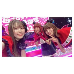 Rumi Okubo Instagram - ⁡
テレビアニメ【推しの子】
苺プロダクション☆ファン感謝祭2023🍓
⁡
オフショットその②！
⁡
全員で朗読や振り返りトーク、
バラエティコーナーをやりました！
バラエティは面白かったけど色々酷かった(笑)
でもこのメンバーだから安心して、
楽しむことが出来ましたね！
⁡
朗読はなんと伊賀さんの生演奏付き🎹✨
豪華すぎて演技も引き締まりました！
音楽と芝居の相乗効果ってすごい！！
⁡
⁡
そしてライブパート🎤
新生B小町の3人は、本当に
このメンバーで良かったって改めて思います。
当初スタッフチームからは
「衣装も振り付けも完全再現でなくても出来るところまでで大丈夫ですよ」
と、気遣って言って頂いていました。
⁡
でも衣装の完全再現も、
振り付けの完全再現も、
私はやるならとことんやりたい！と、
思っていましたが…
だけど、私たちは3人。
それぞれの考え方がありますし、
完全再現が絶対正しいわけではないので、
強要するのではなく話し合って決めようと、
あくまで私の意見として事務所に提出したら、
他の2人からも同じ回答だったと！
本当に嬉しかったですね…✨
⁡
そして「サインはB」の2番から
アイ役のりえちゃんが出てくるエモ演出！！
 ✨🤍❤️❤️💛✨
リハで何度もやったのに、
本番は新鮮な気持ちで感動しました🥺
「大好きだった、憧れだったアイと
同じステージで歌って踊ってる…！」
私の中のMEMちょが震えてました😈🌟
⁡
最後はアニメの2期が2024年に放送されることが
発表され、こちらもめちゃくちゃ盛り上がりましたね！
舞台編…果たしてどうなるのか！？
もちろんMEMちょも出ますからね♪
皆さん引き続きお楽しみに！
⁡
⁡
最後の挨拶でも言いましたが、
今回「ああなんて素晴らしい景色だ」って思えたのは、
【推しの子】を産み出してくださった
赤坂アカ先生、横槍メンゴ先生、
アニメ制作チームの皆さん、
共に切磋琢磨するキャストの皆さん、
そして何より、応援してくださるファンの皆さんがいてくれたからです。
【推しの子】はこの全員で作っている、作っていくんだなと、改めて思いました。
⁡
⁡
まだまだ盛り上がっていきましょう！！！
これからもよろしくお願い致します🙇‍♀️✨
感謝祭おつめむ〜😈🌟
⁡
パンフレット用のその③もあるよ！
⁡
⁡
#推しの子
#苺プロダクションファン感謝祭2023