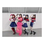Rumi Okubo Instagram - ⁡ テレビアニメ【推しの子】 苺プロダクション☆ファン感謝祭2023🍓 ⁡ オフショットその②！ ⁡ 全員で朗読や振り返りトーク、 バラエティコーナーをやりました！ バラエティは面白かったけど色々酷かった(笑) でもこのメンバーだから安心して、 楽しむことが出来ましたね！ ⁡ 朗読はなんと伊賀さんの生演奏付き🎹✨ 豪華すぎて演技も引き締まりました！ 音楽と芝居の相乗効果ってすごい！！ ⁡ ⁡ そしてライブパート🎤 新生B小町の3人は、本当に このメンバーで良かったって改めて思います。 当初スタッフチームからは 「衣装も振り付けも完全再現でなくても出来るところまでで大丈夫ですよ」 と、気遣って言って頂いていました。 ⁡ でも衣装の完全再現も、 振り付けの完全再現も、 私はやるならとことんやりたい！と、 思っていましたが… だけど、私たちは3人。 それぞれの考え方がありますし、 完全再現が絶対正しいわけではないので、 強要するのではなく話し合って決めようと、 あくまで私の意見として事務所に提出したら、 他の2人からも同じ回答だったと！ 本当に嬉しかったですね…✨ ⁡ そして「サインはB」の2番から アイ役のりえちゃんが出てくるエモ演出！！ ✨🤍❤️❤️💛✨ リハで何度もやったのに、 本番は新鮮な気持ちで感動しました🥺 「大好きだった、憧れだったアイと 同じステージで歌って踊ってる…！」 私の中のMEMちょが震えてました😈🌟 ⁡ 最後はアニメの2期が2024年に放送されることが 発表され、こちらもめちゃくちゃ盛り上がりましたね！ 舞台編…果たしてどうなるのか！？ もちろんMEMちょも出ますからね♪ 皆さん引き続きお楽しみに！ ⁡ ⁡ 最後の挨拶でも言いましたが、 今回「ああなんて素晴らしい景色だ」って思えたのは、 【推しの子】を産み出してくださった 赤坂アカ先生、横槍メンゴ先生、 アニメ制作チームの皆さん、 共に切磋琢磨するキャストの皆さん、 そして何より、応援してくださるファンの皆さんがいてくれたからです。 【推しの子】はこの全員で作っている、作っていくんだなと、改めて思いました。 ⁡ ⁡ まだまだ盛り上がっていきましょう！！！ これからもよろしくお願い致します🙇‍♀️✨ 感謝祭おつめむ〜😈🌟 ⁡ パンフレット用のその③もあるよ！ ⁡ ⁡ #推しの子 #苺プロダクションファン感謝祭2023
