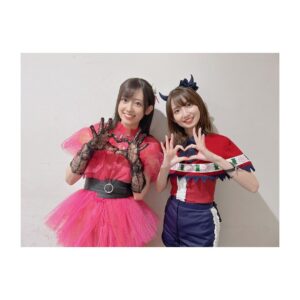 Rumi Okubo Instagram - ⁡
テレビアニメ【推しの子】
苺プロダクション☆ファン感謝祭2023🍓
⁡
オフショットその②！
⁡
全員で朗読や振り返りトーク、
バラエティコーナーをやりました！
バラエティは面白かったけど色々酷かった(笑)
でもこのメンバーだから安心して、
楽しむことが出来ましたね！
⁡
朗読はなんと伊賀さんの生演奏付き🎹✨
豪華すぎて演技も引き締まりました！
音楽と芝居の相乗効果ってすごい！！
⁡
⁡
そしてライブパート🎤
新生B小町の3人は、本当に
このメンバーで良かったって改めて思います。
当初スタッフチームからは
「衣装も振り付けも完全再現でなくても出来るところまでで大丈夫ですよ」
と、気遣って言って頂いていました。
⁡
でも衣装の完全再現も、
振り付けの完全再現も、
私はやるならとことんやりたい！と、
思っていましたが…
だけど、私たちは3人。
それぞれの考え方がありますし、
完全再現が絶対正しいわけではないので、
強要するのではなく話し合って決めようと、
あくまで私の意見として事務所に提出したら、
他の2人からも同じ回答だったと！
本当に嬉しかったですね…✨
⁡
そして「サインはB」の2番から
アイ役のりえちゃんが出てくるエモ演出！！
 ✨🤍❤️❤️💛✨
リハで何度もやったのに、
本番は新鮮な気持ちで感動しました🥺
「大好きだった、憧れだったアイと
同じステージで歌って踊ってる…！」
私の中のMEMちょが震えてました😈🌟
⁡
最後はアニメの2期が2024年に放送されることが
発表され、こちらもめちゃくちゃ盛り上がりましたね！
舞台編…果たしてどうなるのか！？
もちろんMEMちょも出ますからね♪
皆さん引き続きお楽しみに！
⁡
⁡
最後の挨拶でも言いましたが、
今回「ああなんて素晴らしい景色だ」って思えたのは、
【推しの子】を産み出してくださった
赤坂アカ先生、横槍メンゴ先生、
アニメ制作チームの皆さん、
共に切磋琢磨するキャストの皆さん、
そして何より、応援してくださるファンの皆さんがいてくれたからです。
【推しの子】はこの全員で作っている、作っていくんだなと、改めて思いました。
⁡
⁡
まだまだ盛り上がっていきましょう！！！
これからもよろしくお願い致します🙇‍♀️✨
感謝祭おつめむ〜😈🌟
⁡
パンフレット用のその③もあるよ！
⁡
⁡
#推しの子
#苺プロダクションファン感謝祭2023