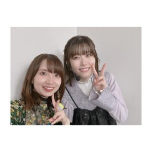 Rumi Okubo Instagram - ⁡
テレビアニメ【推しの子】
苺プロダクション☆ファン感謝祭2023🍓
⁡
オフショットその②！
⁡
全員で朗読や振り返りトーク、
バラエティコーナーをやりました！
バラエティは面白かったけど色々酷かった(笑)
でもこのメンバーだから安心して、
楽しむことが出来ましたね！
⁡
朗読はなんと伊賀さんの生演奏付き🎹✨
豪華すぎて演技も引き締まりました！
音楽と芝居の相乗効果ってすごい！！
⁡
⁡
そしてライブパート🎤
新生B小町の3人は、本当に
このメンバーで良かったって改めて思います。
当初スタッフチームからは
「衣装も振り付けも完全再現でなくても出来るところまでで大丈夫ですよ」
と、気遣って言って頂いていました。
⁡
でも衣装の完全再現も、
振り付けの完全再現も、
私はやるならとことんやりたい！と、
思っていましたが…
だけど、私たちは3人。
それぞれの考え方がありますし、
完全再現が絶対正しいわけではないので、
強要するのではなく話し合って決めようと、
あくまで私の意見として事務所に提出したら、
他の2人からも同じ回答だったと！
本当に嬉しかったですね…✨
⁡
そして「サインはB」の2番から
アイ役のりえちゃんが出てくるエモ演出！！
 ✨🤍❤️❤️💛✨
リハで何度もやったのに、
本番は新鮮な気持ちで感動しました🥺
「大好きだった、憧れだったアイと
同じステージで歌って踊ってる…！」
私の中のMEMちょが震えてました😈🌟
⁡
最後はアニメの2期が2024年に放送されることが
発表され、こちらもめちゃくちゃ盛り上がりましたね！
舞台編…果たしてどうなるのか！？
もちろんMEMちょも出ますからね♪
皆さん引き続きお楽しみに！
⁡
⁡
最後の挨拶でも言いましたが、
今回「ああなんて素晴らしい景色だ」って思えたのは、
【推しの子】を産み出してくださった
赤坂アカ先生、横槍メンゴ先生、
アニメ制作チームの皆さん、
共に切磋琢磨するキャストの皆さん、
そして何より、応援してくださるファンの皆さんがいてくれたからです。
【推しの子】はこの全員で作っている、作っていくんだなと、改めて思いました。
⁡
⁡
まだまだ盛り上がっていきましょう！！！
これからもよろしくお願い致します🙇‍♀️✨
感謝祭おつめむ〜😈🌟
⁡
パンフレット用のその③もあるよ！
⁡
⁡
#推しの子
#苺プロダクションファン感謝祭2023