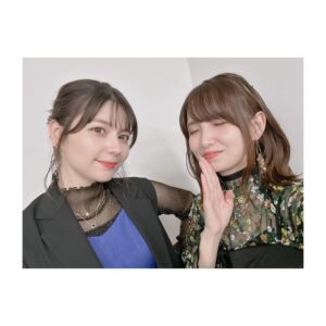 Rumi Okubo Instagram - ⁡
テレビアニメ【推しの子】
苺プロダクション☆ファン感謝祭2023🍓
⁡
オフショットその②！
⁡
全員で朗読や振り返りトーク、
バラエティコーナーをやりました！
バラエティは面白かったけど色々酷かった(笑)
でもこのメンバーだから安心して、
楽しむことが出来ましたね！
⁡
朗読はなんと伊賀さんの生演奏付き🎹✨
豪華すぎて演技も引き締まりました！
音楽と芝居の相乗効果ってすごい！！
⁡
⁡
そしてライブパート🎤
新生B小町の3人は、本当に
このメンバーで良かったって改めて思います。
当初スタッフチームからは
「衣装も振り付けも完全再現でなくても出来るところまでで大丈夫ですよ」
と、気遣って言って頂いていました。
⁡
でも衣装の完全再現も、
振り付けの完全再現も、
私はやるならとことんやりたい！と、
思っていましたが…
だけど、私たちは3人。
それぞれの考え方がありますし、
完全再現が絶対正しいわけではないので、
強要するのではなく話し合って決めようと、
あくまで私の意見として事務所に提出したら、
他の2人からも同じ回答だったと！
本当に嬉しかったですね…✨
⁡
そして「サインはB」の2番から
アイ役のりえちゃんが出てくるエモ演出！！
 ✨🤍❤️❤️💛✨
リハで何度もやったのに、
本番は新鮮な気持ちで感動しました🥺
「大好きだった、憧れだったアイと
同じステージで歌って踊ってる…！」
私の中のMEMちょが震えてました😈🌟
⁡
最後はアニメの2期が2024年に放送されることが
発表され、こちらもめちゃくちゃ盛り上がりましたね！
舞台編…果たしてどうなるのか！？
もちろんMEMちょも出ますからね♪
皆さん引き続きお楽しみに！
⁡
⁡
最後の挨拶でも言いましたが、
今回「ああなんて素晴らしい景色だ」って思えたのは、
【推しの子】を産み出してくださった
赤坂アカ先生、横槍メンゴ先生、
アニメ制作チームの皆さん、
共に切磋琢磨するキャストの皆さん、
そして何より、応援してくださるファンの皆さんがいてくれたからです。
【推しの子】はこの全員で作っている、作っていくんだなと、改めて思いました。
⁡
⁡
まだまだ盛り上がっていきましょう！！！
これからもよろしくお願い致します🙇‍♀️✨
感謝祭おつめむ〜😈🌟
⁡
パンフレット用のその③もあるよ！
⁡
⁡
#推しの子
#苺プロダクションファン感謝祭2023