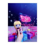 Rumi Okubo Instagram - ⁡ テレビアニメ【推しの子】 苺プロダクション☆ファン感謝祭2023🍓 ⁡ オフショットその②！ ⁡ 全員で朗読や振り返りトーク、 バラエティコーナーをやりました！ バラエティは面白かったけど色々酷かった(笑) でもこのメンバーだから安心して、 楽しむことが出来ましたね！ ⁡ 朗読はなんと伊賀さんの生演奏付き🎹✨ 豪華すぎて演技も引き締まりました！ 音楽と芝居の相乗効果ってすごい！！ ⁡ ⁡ そしてライブパート🎤 新生B小町の3人は、本当に このメンバーで良かったって改めて思います。 当初スタッフチームからは 「衣装も振り付けも完全再現でなくても出来るところまでで大丈夫ですよ」 と、気遣って言って頂いていました。 ⁡ でも衣装の完全再現も、 振り付けの完全再現も、 私はやるならとことんやりたい！と、 思っていましたが… だけど、私たちは3人。 それぞれの考え方がありますし、 完全再現が絶対正しいわけではないので、 強要するのではなく話し合って決めようと、 あくまで私の意見として事務所に提出したら、 他の2人からも同じ回答だったと！ 本当に嬉しかったですね…✨ ⁡ そして「サインはB」の2番から アイ役のりえちゃんが出てくるエモ演出！！ ✨🤍❤️❤️💛✨ リハで何度もやったのに、 本番は新鮮な気持ちで感動しました🥺 「大好きだった、憧れだったアイと 同じステージで歌って踊ってる…！」 私の中のMEMちょが震えてました😈🌟 ⁡ 最後はアニメの2期が2024年に放送されることが 発表され、こちらもめちゃくちゃ盛り上がりましたね！ 舞台編…果たしてどうなるのか！？ もちろんMEMちょも出ますからね♪ 皆さん引き続きお楽しみに！ ⁡ ⁡ 最後の挨拶でも言いましたが、 今回「ああなんて素晴らしい景色だ」って思えたのは、 【推しの子】を産み出してくださった 赤坂アカ先生、横槍メンゴ先生、 アニメ制作チームの皆さん、 共に切磋琢磨するキャストの皆さん、 そして何より、応援してくださるファンの皆さんがいてくれたからです。 【推しの子】はこの全員で作っている、作っていくんだなと、改めて思いました。 ⁡ ⁡ まだまだ盛り上がっていきましょう！！！ これからもよろしくお願い致します🙇‍♀️✨ 感謝祭おつめむ〜😈🌟 ⁡ パンフレット用のその③もあるよ！ ⁡ ⁡ #推しの子 #苺プロダクションファン感謝祭2023