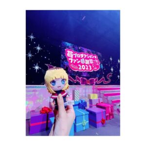 Rumi Okubo Instagram - ⁡
テレビアニメ【推しの子】
苺プロダクション☆ファン感謝祭2023🍓
⁡
オフショットその②！
⁡
全員で朗読や振り返りトーク、
バラエティコーナーをやりました！
バラエティは面白かったけど色々酷かった(笑)
でもこのメンバーだから安心して、
楽しむことが出来ましたね！
⁡
朗読はなんと伊賀さんの生演奏付き🎹✨
豪華すぎて演技も引き締まりました！
音楽と芝居の相乗効果ってすごい！！
⁡
⁡
そしてライブパート🎤
新生B小町の3人は、本当に
このメンバーで良かったって改めて思います。
当初スタッフチームからは
「衣装も振り付けも完全再現でなくても出来るところまでで大丈夫ですよ」
と、気遣って言って頂いていました。
⁡
でも衣装の完全再現も、
振り付けの完全再現も、
私はやるならとことんやりたい！と、
思っていましたが…
だけど、私たちは3人。
それぞれの考え方がありますし、
完全再現が絶対正しいわけではないので、
強要するのではなく話し合って決めようと、
あくまで私の意見として事務所に提出したら、
他の2人からも同じ回答だったと！
本当に嬉しかったですね…✨
⁡
そして「サインはB」の2番から
アイ役のりえちゃんが出てくるエモ演出！！
 ✨🤍❤️❤️💛✨
リハで何度もやったのに、
本番は新鮮な気持ちで感動しました🥺
「大好きだった、憧れだったアイと
同じステージで歌って踊ってる…！」
私の中のMEMちょが震えてました😈🌟
⁡
最後はアニメの2期が2024年に放送されることが
発表され、こちらもめちゃくちゃ盛り上がりましたね！
舞台編…果たしてどうなるのか！？
もちろんMEMちょも出ますからね♪
皆さん引き続きお楽しみに！
⁡
⁡
最後の挨拶でも言いましたが、
今回「ああなんて素晴らしい景色だ」って思えたのは、
【推しの子】を産み出してくださった
赤坂アカ先生、横槍メンゴ先生、
アニメ制作チームの皆さん、
共に切磋琢磨するキャストの皆さん、
そして何より、応援してくださるファンの皆さんがいてくれたからです。
【推しの子】はこの全員で作っている、作っていくんだなと、改めて思いました。
⁡
⁡
まだまだ盛り上がっていきましょう！！！
これからもよろしくお願い致します🙇‍♀️✨
感謝祭おつめむ〜😈🌟
⁡
パンフレット用のその③もあるよ！
⁡
⁡
#推しの子
#苺プロダクションファン感謝祭2023