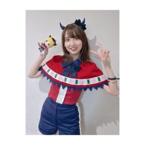 Rumi Okubo Instagram - ⁡
テレビアニメ【推しの子】
苺プロダクション☆ファン感謝祭2023🍓
⁡
オフショットその①！
まずはソロのオフショットです！
⁡
トークパートはイエローをメインにした
可愛らしくも大人っぽい衣装でした！
スタイリストは原田幸枝さん👗
大きい星のピアスもお気に入りです🌟
⁡
⁡
ライブパートはなんとあのアイドル衣装製作で
有名なオサレカンパニーさん🤵‍♀️✨
MEMちょはショートパンツだったので、
中が見えすぎないよう原作ではニーハイなのですが、
今回はタイツにしてもらいました！
こちらからの細かい要望にも応えてくださり、
細部までこだわって頂き…
「本当に新生B小町の衣装だー！！！」
って最初に見た時は感動しました🥺✨
⁡
踊りやすくて、可愛くて、着るのが
毎回楽しかったです💛
ありがとうございました！
⁡
MEMちょぬいと同じ格好してるー♪って
イベント中もぬい連れ回してました(笑)
⁡
⁡
そしてマネージャーが撮ってくださった、
ライブ中の後ろからの舞台の風景も
舞台上の私たちからは見えないので
とても新鮮でした！
たくさんのサイリウムの海…✨
どのキャラも好きだし、
どんなカラーでも嬉しいですが、
やっぱり黄色のサイリウムを見ると
元気が出ました！！
ちゃんと見えてたよ、君のサイリウム！！！
ありがとうーーー💛💛💛
⁡
⁡
実はちゃんと衣装着て歌って踊ってのライブは
すごく久しぶりだったので、
身体作るのも体力作るのも最初は心配だったのですが、
最初の頃から長年やっていた七森中ごらく部が
めちゃくちゃ歌って踊ってのコンテンツだったので、
ちゃんと身体が感覚を覚えていて、
振り付けも割とスムーズに入りましたし
個人的に自分の大事なポイントは
「歌って踊っている最中はどんなに大変でも、
笑顔でいること！！」(歌詞の内容によっては
違う時もありますが…)
なんですけど、それも含め、パフォーマンスが
しっかり私の中に根付いているというか…！
ちゃんと今まで経験したことって
身体が覚えてて、身になっているんだなぁって、
こっそり感心したりしてました…笑
⁡
経験してきたことも、
きっと今経験したことも、
これからの私の力になっていくんだな。
そんな風に思えるライブでした。
⁡
⁡
配信をご購入の方は12月3日の期限までは
何度でも見られるので、
イベントをたくさん見てくださいねー！！
⁡
⁡
⁡
⁡
その②へ続く〜！
⁡
⁡
⁡
#推しの子
#苺プロダクションファン感謝祭2023
#大久保瑠美
#MEMちょ
⁡
⁡
⁡