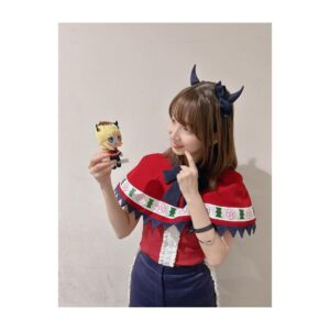 Rumi Okubo Instagram - ⁡
テレビアニメ【推しの子】
苺プロダクション☆ファン感謝祭2023🍓
⁡
オフショットその①！
まずはソロのオフショットです！
⁡
トークパートはイエローをメインにした
可愛らしくも大人っぽい衣装でした！
スタイリストは原田幸枝さん👗
大きい星のピアスもお気に入りです🌟
⁡
⁡
ライブパートはなんとあのアイドル衣装製作で
有名なオサレカンパニーさん🤵‍♀️✨
MEMちょはショートパンツだったので、
中が見えすぎないよう原作ではニーハイなのですが、
今回はタイツにしてもらいました！
こちらからの細かい要望にも応えてくださり、
細部までこだわって頂き…
「本当に新生B小町の衣装だー！！！」
って最初に見た時は感動しました🥺✨
⁡
踊りやすくて、可愛くて、着るのが
毎回楽しかったです💛
ありがとうございました！
⁡
MEMちょぬいと同じ格好してるー♪って
イベント中もぬい連れ回してました(笑)
⁡
⁡
そしてマネージャーが撮ってくださった、
ライブ中の後ろからの舞台の風景も
舞台上の私たちからは見えないので
とても新鮮でした！
たくさんのサイリウムの海…✨
どのキャラも好きだし、
どんなカラーでも嬉しいですが、
やっぱり黄色のサイリウムを見ると
元気が出ました！！
ちゃんと見えてたよ、君のサイリウム！！！
ありがとうーーー💛💛💛
⁡
⁡
実はちゃんと衣装着て歌って踊ってのライブは
すごく久しぶりだったので、
身体作るのも体力作るのも最初は心配だったのですが、
最初の頃から長年やっていた七森中ごらく部が
めちゃくちゃ歌って踊ってのコンテンツだったので、
ちゃんと身体が感覚を覚えていて、
振り付けも割とスムーズに入りましたし
個人的に自分の大事なポイントは
「歌って踊っている最中はどんなに大変でも、
笑顔でいること！！」(歌詞の内容によっては
違う時もありますが…)
なんですけど、それも含め、パフォーマンスが
しっかり私の中に根付いているというか…！
ちゃんと今まで経験したことって
身体が覚えてて、身になっているんだなぁって、
こっそり感心したりしてました…笑
⁡
経験してきたことも、
きっと今経験したことも、
これからの私の力になっていくんだな。
そんな風に思えるライブでした。
⁡
⁡
配信をご購入の方は12月3日の期限までは
何度でも見られるので、
イベントをたくさん見てくださいねー！！
⁡
⁡
⁡
⁡
その②へ続く〜！
⁡
⁡
⁡
#推しの子
#苺プロダクションファン感謝祭2023
#大久保瑠美
#MEMちょ
⁡
⁡
⁡