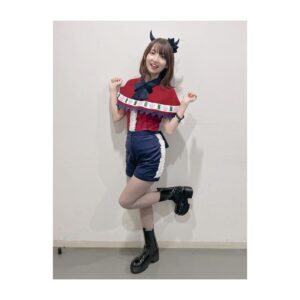 Rumi Okubo Instagram - ⁡
テレビアニメ【推しの子】
苺プロダクション☆ファン感謝祭2023🍓
⁡
オフショットその①！
まずはソロのオフショットです！
⁡
トークパートはイエローをメインにした
可愛らしくも大人っぽい衣装でした！
スタイリストは原田幸枝さん👗
大きい星のピアスもお気に入りです🌟
⁡
⁡
ライブパートはなんとあのアイドル衣装製作で
有名なオサレカンパニーさん🤵‍♀️✨
MEMちょはショートパンツだったので、
中が見えすぎないよう原作ではニーハイなのですが、
今回はタイツにしてもらいました！
こちらからの細かい要望にも応えてくださり、
細部までこだわって頂き…
「本当に新生B小町の衣装だー！！！」
って最初に見た時は感動しました🥺✨
⁡
踊りやすくて、可愛くて、着るのが
毎回楽しかったです💛
ありがとうございました！
⁡
MEMちょぬいと同じ格好してるー♪って
イベント中もぬい連れ回してました(笑)
⁡
⁡
そしてマネージャーが撮ってくださった、
ライブ中の後ろからの舞台の風景も
舞台上の私たちからは見えないので
とても新鮮でした！
たくさんのサイリウムの海…✨
どのキャラも好きだし、
どんなカラーでも嬉しいですが、
やっぱり黄色のサイリウムを見ると
元気が出ました！！
ちゃんと見えてたよ、君のサイリウム！！！
ありがとうーーー💛💛💛
⁡
⁡
実はちゃんと衣装着て歌って踊ってのライブは
すごく久しぶりだったので、
身体作るのも体力作るのも最初は心配だったのですが、
最初の頃から長年やっていた七森中ごらく部が
めちゃくちゃ歌って踊ってのコンテンツだったので、
ちゃんと身体が感覚を覚えていて、
振り付けも割とスムーズに入りましたし
個人的に自分の大事なポイントは
「歌って踊っている最中はどんなに大変でも、
笑顔でいること！！」(歌詞の内容によっては
違う時もありますが…)
なんですけど、それも含め、パフォーマンスが
しっかり私の中に根付いているというか…！
ちゃんと今まで経験したことって
身体が覚えてて、身になっているんだなぁって、
こっそり感心したりしてました…笑
⁡
経験してきたことも、
きっと今経験したことも、
これからの私の力になっていくんだな。
そんな風に思えるライブでした。
⁡
⁡
配信をご購入の方は12月3日の期限までは
何度でも見られるので、
イベントをたくさん見てくださいねー！！
⁡
⁡
⁡
⁡
その②へ続く〜！
⁡
⁡
⁡
#推しの子
#苺プロダクションファン感謝祭2023
#大久保瑠美
#MEMちょ
⁡
⁡
⁡