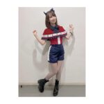 Rumi Okubo Instagram - ⁡ テレビアニメ【推しの子】 苺プロダクション☆ファン感謝祭2023🍓 ⁡ オフショットその①！ まずはソロのオフショットです！ ⁡ トークパートはイエローをメインにした 可愛らしくも大人っぽい衣装でした！ スタイリストは原田幸枝さん👗 大きい星のピアスもお気に入りです🌟 ⁡ ⁡ ライブパートはなんとあのアイドル衣装製作で 有名なオサレカンパニーさん🤵‍♀️✨ MEMちょはショートパンツだったので、 中が見えすぎないよう原作ではニーハイなのですが、 今回はタイツにしてもらいました！ こちらからの細かい要望にも応えてくださり、 細部までこだわって頂き… 「本当に新生B小町の衣装だー！！！」 って最初に見た時は感動しました🥺✨ ⁡ 踊りやすくて、可愛くて、着るのが 毎回楽しかったです💛 ありがとうございました！ ⁡ MEMちょぬいと同じ格好してるー♪って イベント中もぬい連れ回してました(笑) ⁡ ⁡ そしてマネージャーが撮ってくださった、 ライブ中の後ろからの舞台の風景も 舞台上の私たちからは見えないので とても新鮮でした！ たくさんのサイリウムの海…✨ どのキャラも好きだし、 どんなカラーでも嬉しいですが、 やっぱり黄色のサイリウムを見ると 元気が出ました！！ ちゃんと見えてたよ、君のサイリウム！！！ ありがとうーーー💛💛💛 ⁡ ⁡ 実はちゃんと衣装着て歌って踊ってのライブは すごく久しぶりだったので、 身体作るのも体力作るのも最初は心配だったのですが、 最初の頃から長年やっていた七森中ごらく部が めちゃくちゃ歌って踊ってのコンテンツだったので、 ちゃんと身体が感覚を覚えていて、 振り付けも割とスムーズに入りましたし 個人的に自分の大事なポイントは 「歌って踊っている最中はどんなに大変でも、 笑顔でいること！！」(歌詞の内容によっては 違う時もありますが…) なんですけど、それも含め、パフォーマンスが しっかり私の中に根付いているというか…！ ちゃんと今まで経験したことって 身体が覚えてて、身になっているんだなぁって、 こっそり感心したりしてました…笑 ⁡ 経験してきたことも、 きっと今経験したことも、 これからの私の力になっていくんだな。 そんな風に思えるライブでした。 ⁡ ⁡ 配信をご購入の方は12月3日の期限までは 何度でも見られるので、 イベントをたくさん見てくださいねー！！ ⁡ ⁡ ⁡ ⁡ その②へ続く〜！ ⁡ ⁡ ⁡ #推しの子 #苺プロダクションファン感謝祭2023 #大久保瑠美 #MEMちょ ⁡ ⁡ ⁡
