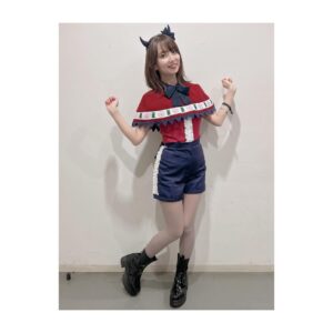 Rumi Okubo Instagram - ⁡
テレビアニメ【推しの子】
苺プロダクション☆ファン感謝祭2023🍓
⁡
オフショットその①！
まずはソロのオフショットです！
⁡
トークパートはイエローをメインにした
可愛らしくも大人っぽい衣装でした！
スタイリストは原田幸枝さん👗
大きい星のピアスもお気に入りです🌟
⁡
⁡
ライブパートはなんとあのアイドル衣装製作で
有名なオサレカンパニーさん🤵‍♀️✨
MEMちょはショートパンツだったので、
中が見えすぎないよう原作ではニーハイなのですが、
今回はタイツにしてもらいました！
こちらからの細かい要望にも応えてくださり、
細部までこだわって頂き…
「本当に新生B小町の衣装だー！！！」
って最初に見た時は感動しました🥺✨
⁡
踊りやすくて、可愛くて、着るのが
毎回楽しかったです💛
ありがとうございました！
⁡
MEMちょぬいと同じ格好してるー♪って
イベント中もぬい連れ回してました(笑)
⁡
⁡
そしてマネージャーが撮ってくださった、
ライブ中の後ろからの舞台の風景も
舞台上の私たちからは見えないので
とても新鮮でした！
たくさんのサイリウムの海…✨
どのキャラも好きだし、
どんなカラーでも嬉しいですが、
やっぱり黄色のサイリウムを見ると
元気が出ました！！
ちゃんと見えてたよ、君のサイリウム！！！
ありがとうーーー💛💛💛
⁡
⁡
実はちゃんと衣装着て歌って踊ってのライブは
すごく久しぶりだったので、
身体作るのも体力作るのも最初は心配だったのですが、
最初の頃から長年やっていた七森中ごらく部が
めちゃくちゃ歌って踊ってのコンテンツだったので、
ちゃんと身体が感覚を覚えていて、
振り付けも割とスムーズに入りましたし
個人的に自分の大事なポイントは
「歌って踊っている最中はどんなに大変でも、
笑顔でいること！！」(歌詞の内容によっては
違う時もありますが…)
なんですけど、それも含め、パフォーマンスが
しっかり私の中に根付いているというか…！
ちゃんと今まで経験したことって
身体が覚えてて、身になっているんだなぁって、
こっそり感心したりしてました…笑
⁡
経験してきたことも、
きっと今経験したことも、
これからの私の力になっていくんだな。
そんな風に思えるライブでした。
⁡
⁡
配信をご購入の方は12月3日の期限までは
何度でも見られるので、
イベントをたくさん見てくださいねー！！
⁡
⁡
⁡
⁡
その②へ続く〜！
⁡
⁡
⁡
#推しの子
#苺プロダクションファン感謝祭2023
#大久保瑠美
#MEMちょ
⁡
⁡
⁡