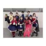 Rumi Okubo Instagram - ⁡ テレビアニメ【推しの子】 苺プロダクション☆ファン感謝祭2023🍓 ⁡ オフショットその②！ ⁡ 全員で朗読や振り返りトーク、 バラエティコーナーをやりました！ バラエティは面白かったけど色々酷かった(笑) でもこのメンバーだから安心して、 楽しむことが出来ましたね！ ⁡ 朗読はなんと伊賀さんの生演奏付き🎹✨ 豪華すぎて演技も引き締まりました！ 音楽と芝居の相乗効果ってすごい！！ ⁡ ⁡ そしてライブパート🎤 新生B小町の3人は、本当に このメンバーで良かったって改めて思います。 当初スタッフチームからは 「衣装も振り付けも完全再現でなくても出来るところまでで大丈夫ですよ」 と、気遣って言って頂いていました。 ⁡ でも衣装の完全再現も、 振り付けの完全再現も、 私はやるならとことんやりたい！と、 思っていましたが… だけど、私たちは3人。 それぞれの考え方がありますし、 完全再現が絶対正しいわけではないので、 強要するのではなく話し合って決めようと、 あくまで私の意見として事務所に提出したら、 他の2人からも同じ回答だったと！ 本当に嬉しかったですね…✨ ⁡ そして「サインはB」の2番から アイ役のりえちゃんが出てくるエモ演出！！ ✨🤍❤️❤️💛✨ リハで何度もやったのに、 本番は新鮮な気持ちで感動しました🥺 「大好きだった、憧れだったアイと 同じステージで歌って踊ってる…！」 私の中のMEMちょが震えてました😈🌟 ⁡ 最後はアニメの2期が2024年に放送されることが 発表され、こちらもめちゃくちゃ盛り上がりましたね！ 舞台編…果たしてどうなるのか！？ もちろんMEMちょも出ますからね♪ 皆さん引き続きお楽しみに！ ⁡ ⁡ 最後の挨拶でも言いましたが、 今回「ああなんて素晴らしい景色だ」って思えたのは、 【推しの子】を産み出してくださった 赤坂アカ先生、横槍メンゴ先生、 アニメ制作チームの皆さん、 共に切磋琢磨するキャストの皆さん、 そして何より、応援してくださるファンの皆さんがいてくれたからです。 【推しの子】はこの全員で作っている、作っていくんだなと、改めて思いました。 ⁡ ⁡ まだまだ盛り上がっていきましょう！！！ これからもよろしくお願い致します🙇‍♀️✨ 感謝祭おつめむ〜😈🌟 ⁡ パンフレット用のその③もあるよ！ ⁡ ⁡ #推しの子 #苺プロダクションファン感謝祭2023