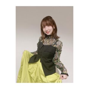 Rumi Okubo Instagram - ⁡
テレビアニメ【推しの子】
苺プロダクション☆ファン感謝祭2023🍓
⁡
オフショットその①！
まずはソロのオフショットです！
⁡
トークパートはイエローをメインにした
可愛らしくも大人っぽい衣装でした！
スタイリストは原田幸枝さん👗
大きい星のピアスもお気に入りです🌟
⁡
⁡
ライブパートはなんとあのアイドル衣装製作で
有名なオサレカンパニーさん🤵‍♀️✨
MEMちょはショートパンツだったので、
中が見えすぎないよう原作ではニーハイなのですが、
今回はタイツにしてもらいました！
こちらからの細かい要望にも応えてくださり、
細部までこだわって頂き…
「本当に新生B小町の衣装だー！！！」
って最初に見た時は感動しました🥺✨
⁡
踊りやすくて、可愛くて、着るのが
毎回楽しかったです💛
ありがとうございました！
⁡
MEMちょぬいと同じ格好してるー♪って
イベント中もぬい連れ回してました(笑)
⁡
⁡
そしてマネージャーが撮ってくださった、
ライブ中の後ろからの舞台の風景も
舞台上の私たちからは見えないので
とても新鮮でした！
たくさんのサイリウムの海…✨
どのキャラも好きだし、
どんなカラーでも嬉しいですが、
やっぱり黄色のサイリウムを見ると
元気が出ました！！
ちゃんと見えてたよ、君のサイリウム！！！
ありがとうーーー💛💛💛
⁡
⁡
実はちゃんと衣装着て歌って踊ってのライブは
すごく久しぶりだったので、
身体作るのも体力作るのも最初は心配だったのですが、
最初の頃から長年やっていた七森中ごらく部が
めちゃくちゃ歌って踊ってのコンテンツだったので、
ちゃんと身体が感覚を覚えていて、
振り付けも割とスムーズに入りましたし
個人的に自分の大事なポイントは
「歌って踊っている最中はどんなに大変でも、
笑顔でいること！！」(歌詞の内容によっては
違う時もありますが…)
なんですけど、それも含め、パフォーマンスが
しっかり私の中に根付いているというか…！
ちゃんと今まで経験したことって
身体が覚えてて、身になっているんだなぁって、
こっそり感心したりしてました…笑
⁡
経験してきたことも、
きっと今経験したことも、
これからの私の力になっていくんだな。
そんな風に思えるライブでした。
⁡
⁡
配信をご購入の方は12月3日の期限までは
何度でも見られるので、
イベントをたくさん見てくださいねー！！
⁡
⁡
⁡
⁡
その②へ続く〜！
⁡
⁡
⁡
#推しの子
#苺プロダクションファン感謝祭2023
#大久保瑠美
#MEMちょ
⁡
⁡
⁡